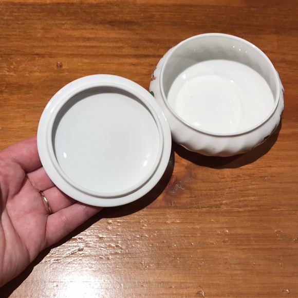 Vintage Aynsley Pembroke Fine Bone China Little Sweetheart Round Trinket Box - Picture 3 of 6